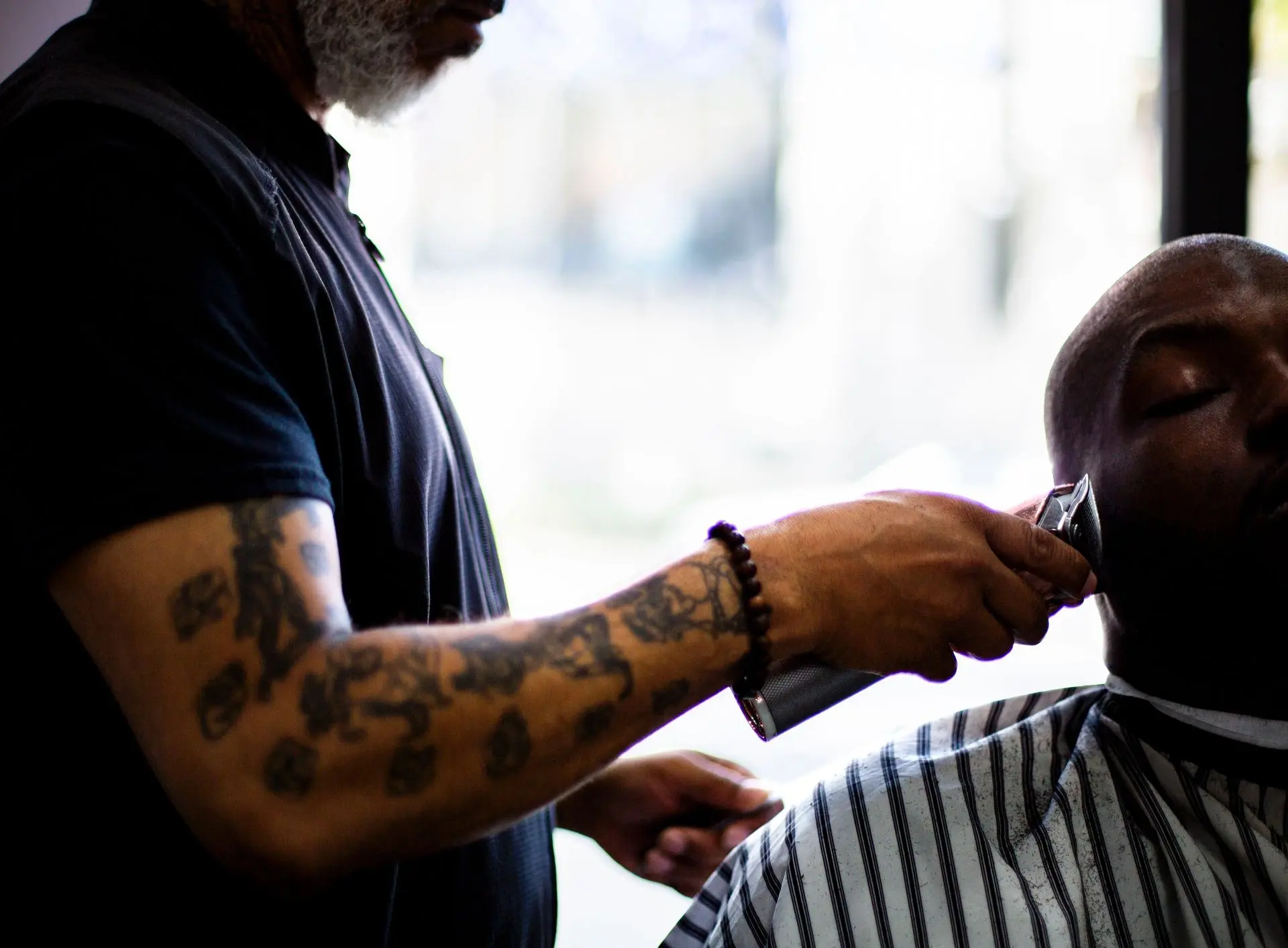 Master Barber cutting hair